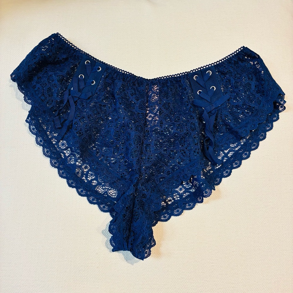 *NWT* Victoria’s Secret S 💙 Deep Navy Lace-Up Cheeky Panty